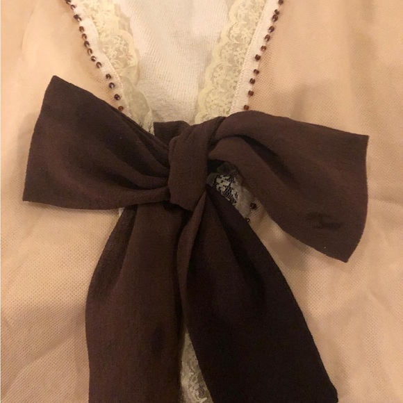 Beautiful top with lace and bead finish. - Picture 2 of 4